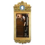 Wandspiegel, gustavianischer Stil, Holz mit Stuckverzierungen, vergoldet, facettiertes Spiegelglas,