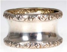Serviettenring, 835er Silber, punziert, runde Form mit floralem Reliefrand, etwas gedellt, B. 3 cm,