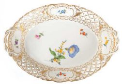 Meissen-Korbschale, oval, Bunte Blume 1, durchbrochener Rand mit Goldstaffage und 4 goldkonturierte