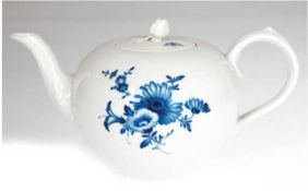 Meissen-Teekanne, Blaue Blume, Neuer Ausschnitt, 2 Schleifstriche, kleine Reparatur an der Tülle, H