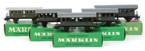 4 Märklin-Personen-Waggons, Spur HO, dabei 3x 4000, 1x 4002 und 1x 4040, bespielt