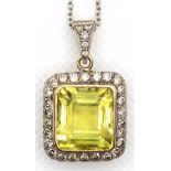 Anhänger 750er GG, Lemon-Topas von 15,04 ct, Kette aus 750er Weißgold, Brillanten in Rahmung und Ös