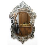 Venezianischer Spiegel, 20. Jh., ovale geschweifte Form, Randfelder floral geschliffen, aufgesetzte