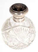 Karaffe, London 1909, kugelförmiger Kristallkorpus mit Sternschliff, 925er Silberdeckel mit Schildp