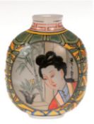 Snuff-Bottle, Milchglas, polychrome figürliche und ornamentale Emailmalerei, rücks. asiatische Schr