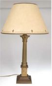 Tischlampe, 1-flammig, Messingfuß im Empirestil, reliefierte Säule auf quadratischem Stand, beigefa