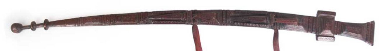 Takouba mit 2 Messern, Tuareg, 2-schneidige Klinge mit graviertem Kettendekor, reich verzierter Gri