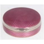 Kleine Dose, 835er Silber, punziert, 58 g, runde Form mit rosafarbenem Transluzidemail, H. 2 cm, Dm