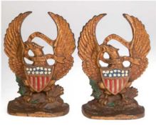 Paar Buchstützen "Adler und Flagge", Metallguß, farbig gefasst, Gebrauchspuren, H. 18,5 cm