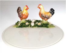 Platte mit 2 plastischen Hühnern auf Blumenwiese mit 2 im Gras liegenden Eiern, Keramik, polychrom 