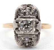 Art-Deco-Ring, 585er GG und Platin, Mittelstein ca. 0,50 ct. mit kaum sichtbarem Chip an der Tafel,