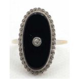 Art-Deco-Ring, 585er GG/WG, ovale gemuldete Onyxplatte, zentral besetzt mit Altschliffdiamant, RG 5