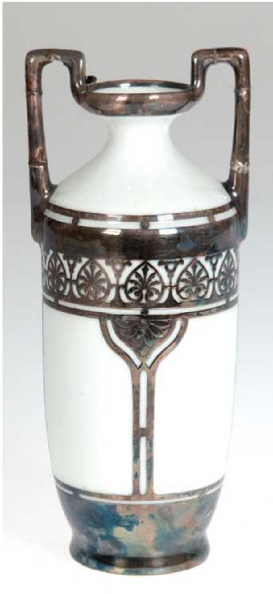 Jugendstil-Vase, weiß mit ornamentaler Silberauflage, Henkel repariert, Riß in Glasur, H. 21 cm