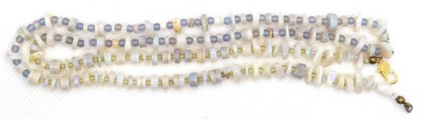 Lange Kette aus echten Opalen in verschieden Formen, Länge ca. 61,5 cm, mit Karabiner-Verschluss