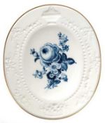 Meissen-Bildplatte, Blaue Blume, reliefierter Floral-, Vasen- und Schleifendekor, Goldrand, oval, 1