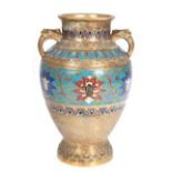 Cloisonne-Vase, mit polychromen Blumendekor auf hellblauem Grund und Gold, beidseitig reliefierte H