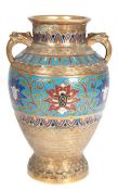 Cloisonne-Vase, mit polychromen Blumendekor auf hellblauem Grund und Gold, beidseitig reliefierte H