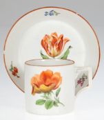 Meissen-Tasse mit UT, Marcolini, Bunte Blume 1, kupferfarbener Rand, zylindrische Form mit eckigem 