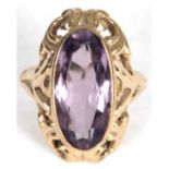 Ring, 333er GG, durchbrochen verzierter Ringkopf besetzt mit ovalem, facettiertem Amethyst, RG 53