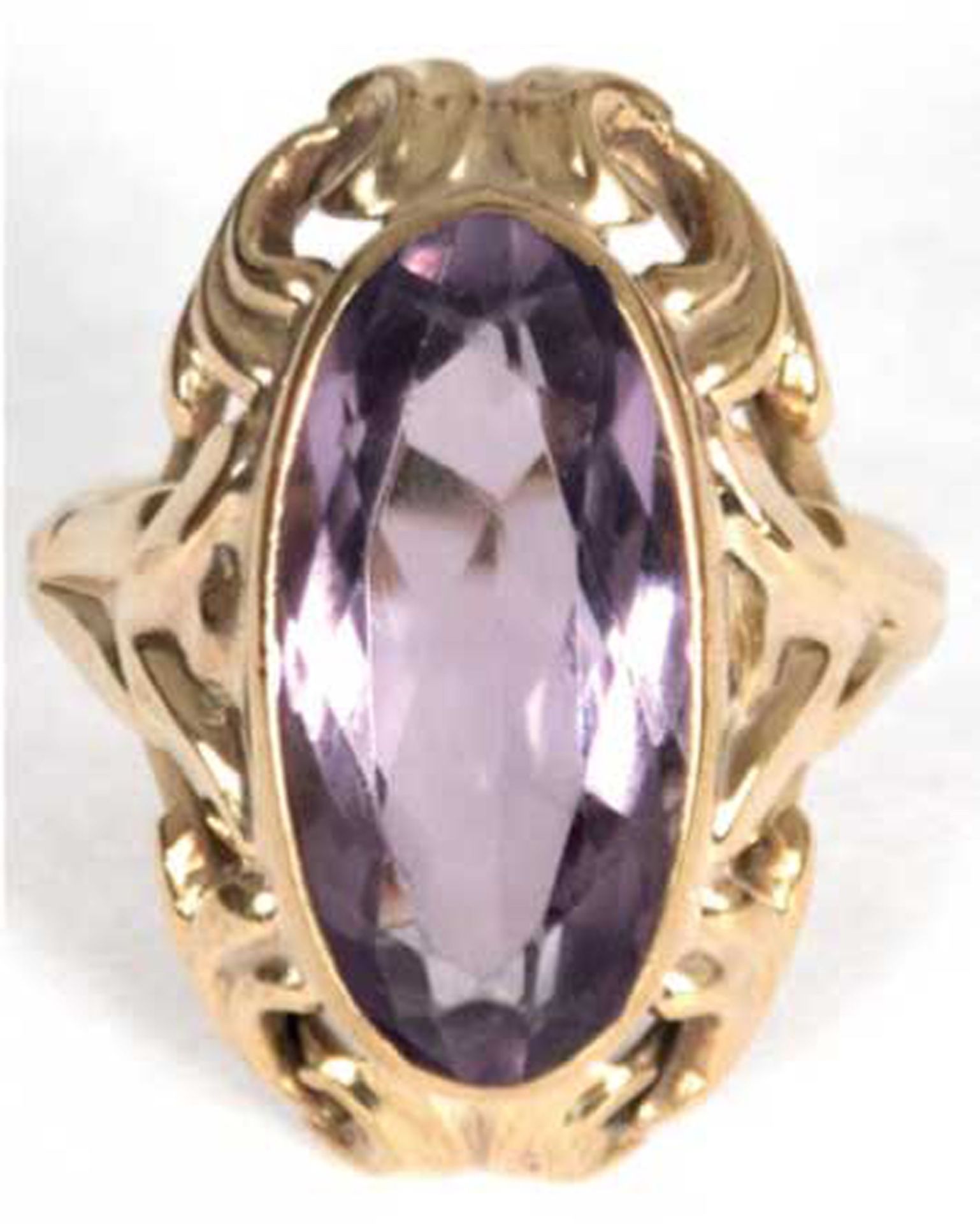 Ring, 333er GG, durchbrochen verzierter Ringkopf besetzt mit ovalem, facettiertem Amethyst, RG 53