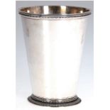 Vase, 830er Silber, Schweden 1939, konischer Korpus, reliefierter Stand und Rand, H. 12,3 cm, Gew.