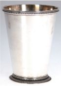 Vase, 830er Silber, Schweden 1939, konischer Korpus, reliefierter Stand und Rand, H. 12,3 cm,  Gew.