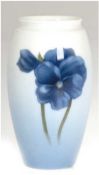 Vase, Bing & Gröndahl, Nr. 7407/254 polychrome Floralmalerei "Stiefmütterchen", H. 13,5 cm