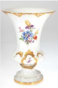 Meissen-Prunkvase,  Buntes Blumenbukett mit Golddekor, Sockel repariert, 2. Wahl, H. 25 cm