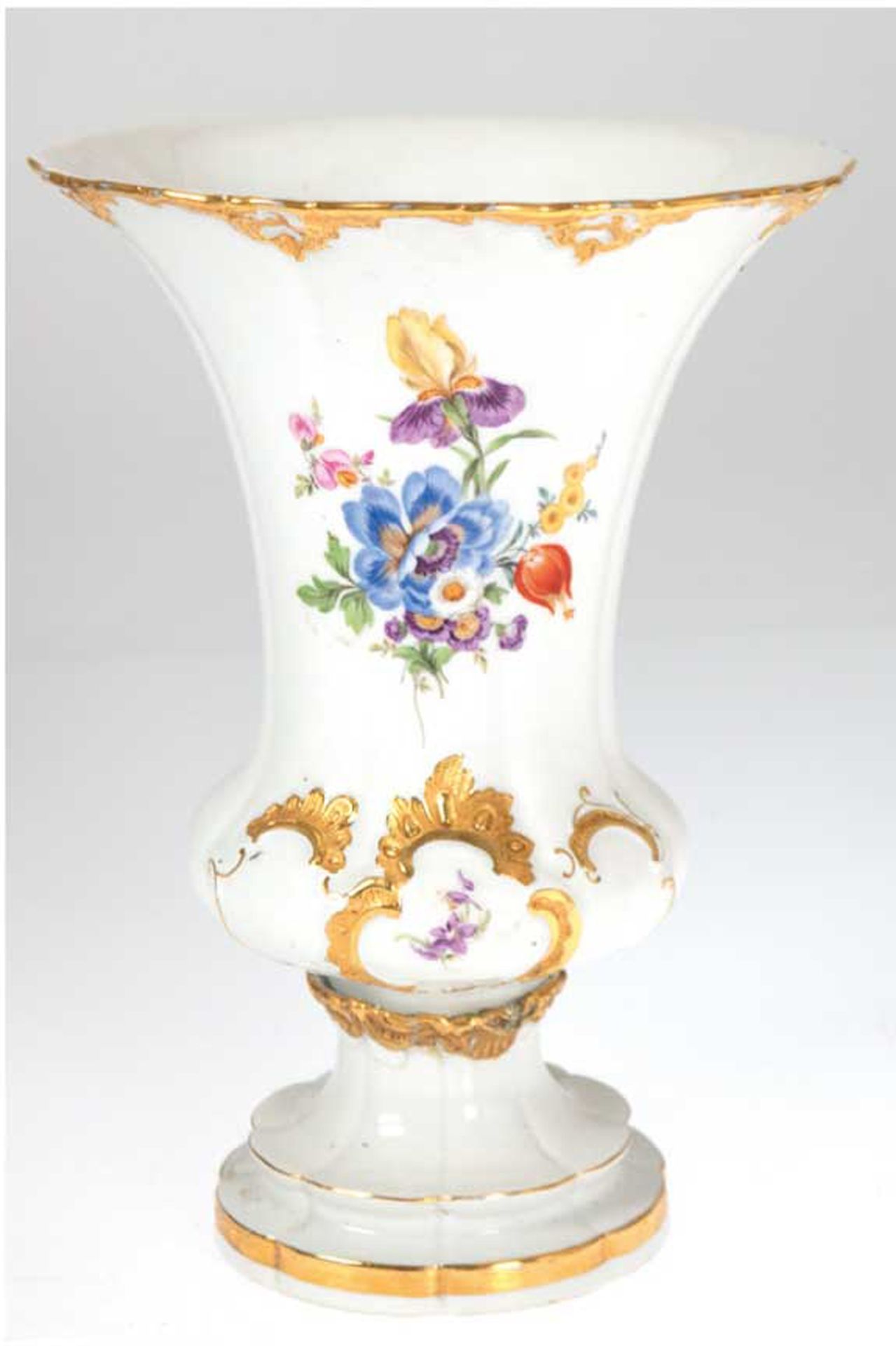 Meissen-Prunkvase,  Buntes Blumenbukett mit Golddekor, Sockel repariert, 2. Wahl, H. 25 cm