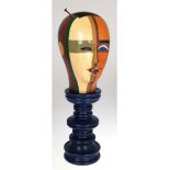 Suprematistischer Kopf, Holz, farbig bemalt, auf gedrechselter Holzsäule, H. 47 cm