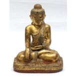 "Sitzender Buddha", Thailand um 1900, Holz mit Blattgold auf Rotlack, Gewandsaum besetzt mit kleine