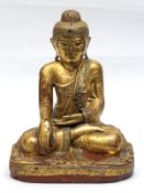 "Sitzender Buddha", Thailand um 1900, Holz mit Blattgold auf Rotlack, Gewandsaum besetzt mit kleine