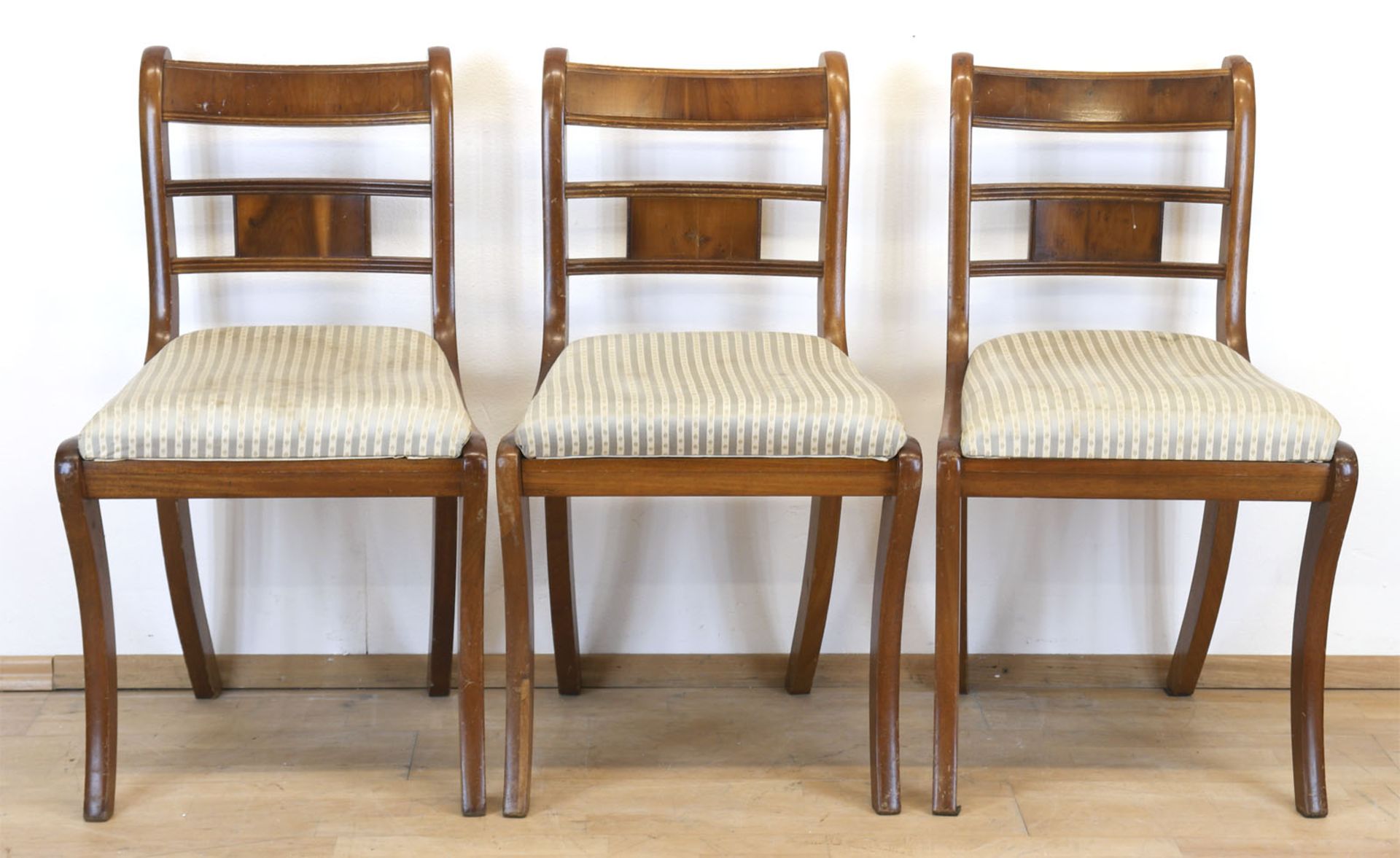 3 Stühle im Biedermeierstil, Mahagoni, furniert, gepolsterter Sitz, verstrebte Rückenlehne, Gebrauc