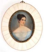 Miniaturbild "Junge Dame mit Dutt", Malerei auf Bein, sign. Grevedon, 8,5x6,5 cm, Rahmen mit ovalem