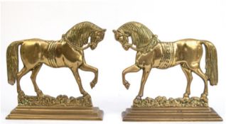 Paar Kaminfiguren "Pferde", Messing, halbplastisch, auf gestuftem Sockel, je 24x24x7 cm