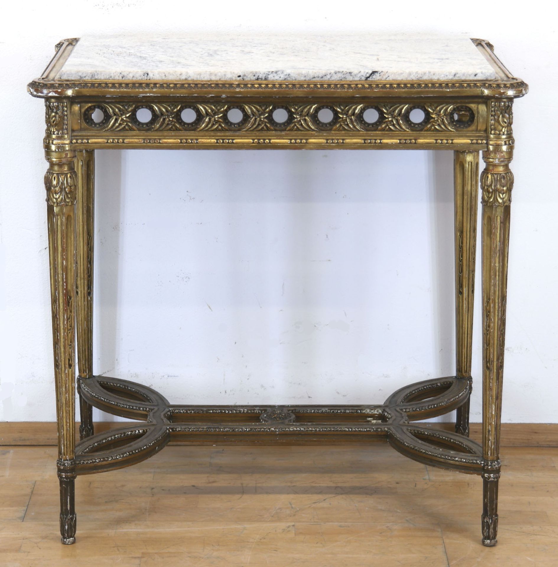 Tisch im Louis-Quinze-Stil, Frankreich um 1880, Holz mit Stuckverzierungen, gold gefaßt, über kanne - Bild 2 aus 2