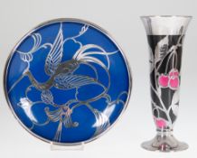 Vase und Teller, Hutschenreuther Porzellan, in Schwarz und Blau mit 1000er, floral und figürlich ge