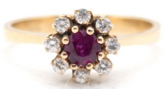 Ring, 585er GG, besetzt mit 8 Brillanten von zus. ca. 0,28 ct., die rund facettierten Rubin umrande