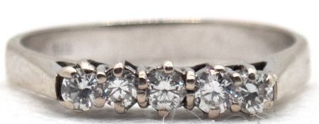 Ring, 585er WG, in Reihe besetzt mit 5 Brillanten von zus. ca. 0,25 ct, ges. 2,93 g, RG 60