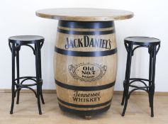 Ensemble aus Faßtisch, 6 Barhockern und Lampe, Eichenfaß bez. Jack Daniel's Old No. 7 Brand, Tennes