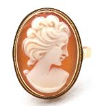 Kamee-Ring, 585er GG, ovale Muschelkamee mit geschnittenem Damenporträt, ges. 2,98 g, RG 51