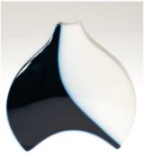 KPM-Brückenvase, Entwurf Konrad Quillmann, blau/weißer Dekor,  abgeflachte Form, H. 13,5 cm