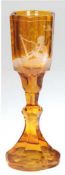 Pokalglas, bernsteinfarben geätztes, facettiertes Glas, Harfespielerin und Baumlandschaft im Tiefsc