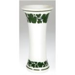 Meissen-Vase, 19. Jh., Weinlaub, 1. Wahl, Stand bestoßen, H. 25 cm