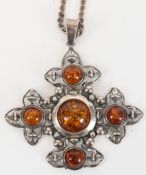 Kette mit Bernsteinanhänger, Silber, durchbrochener Anhänger (untere Spitze fehlt), Anhänger-L. 6,8