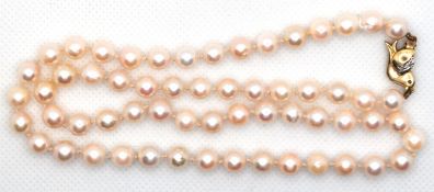 Perlenkette ( Akoya), Durchmesser ca. 6 mm, Schließe in Form einer Schwalbe, GG 333 besetzt mit  2 