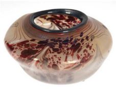 Vase, Eisch, perlmuttfarbenes Glas, innen mit Faden- und Bröseleinschmelzungen in diversen Farben, 