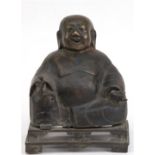 Bronze-Figur "Sitzender Buddha mit Echse auf seiner Hand", 18./19. Jh., braun patiniert, auf durchb