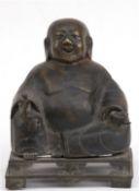 Bronze-Figur "Sitzender Buddha mit Echse auf seiner Hand", 18./19. Jh., braun patiniert, auf durchb