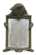 Tischspiegel, um 1880, Bronze, Rahmen in Form einer Katze, mit plastischem Katzenkopf als Bekrönung